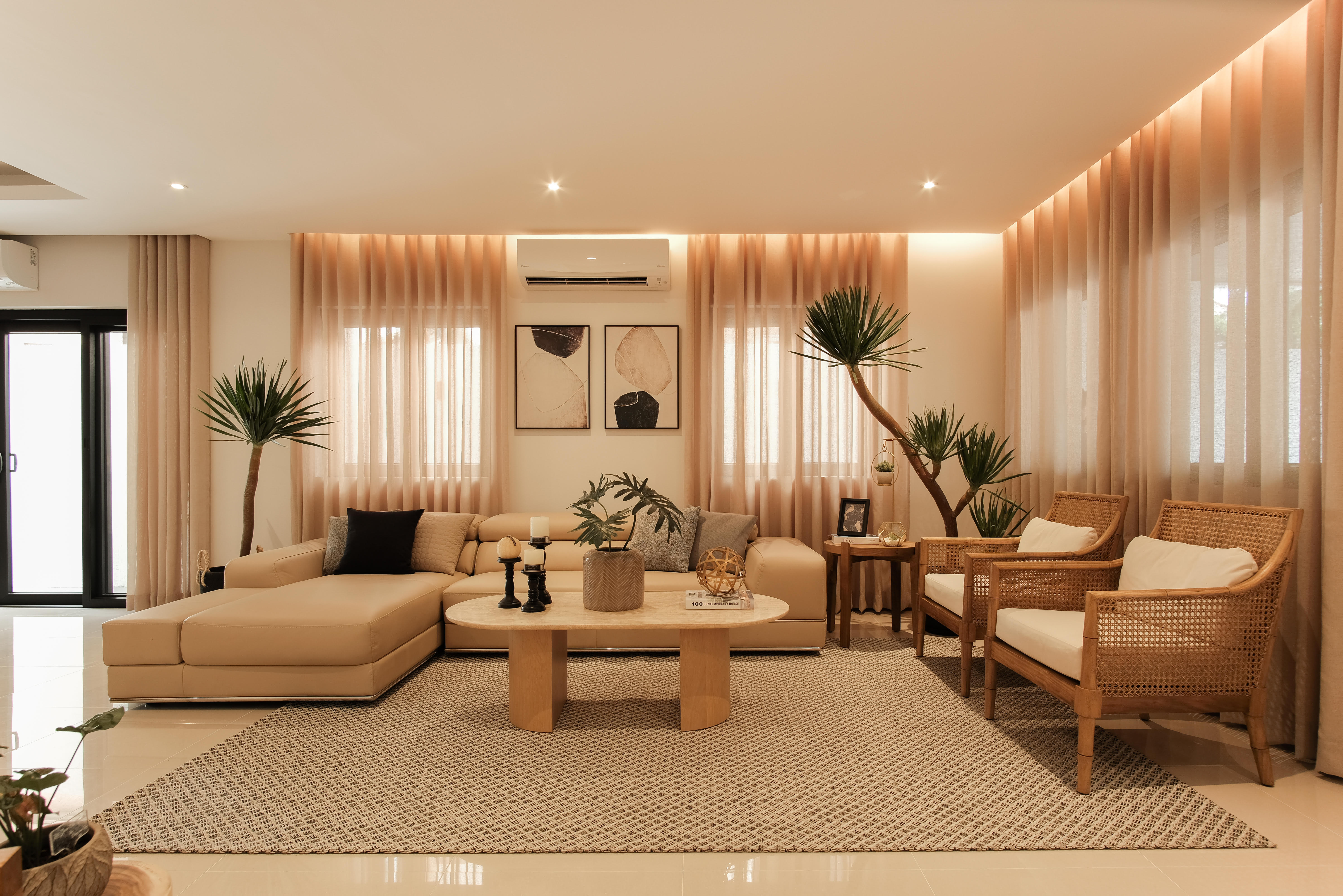 living room with coffee table, curtains, plants, rug