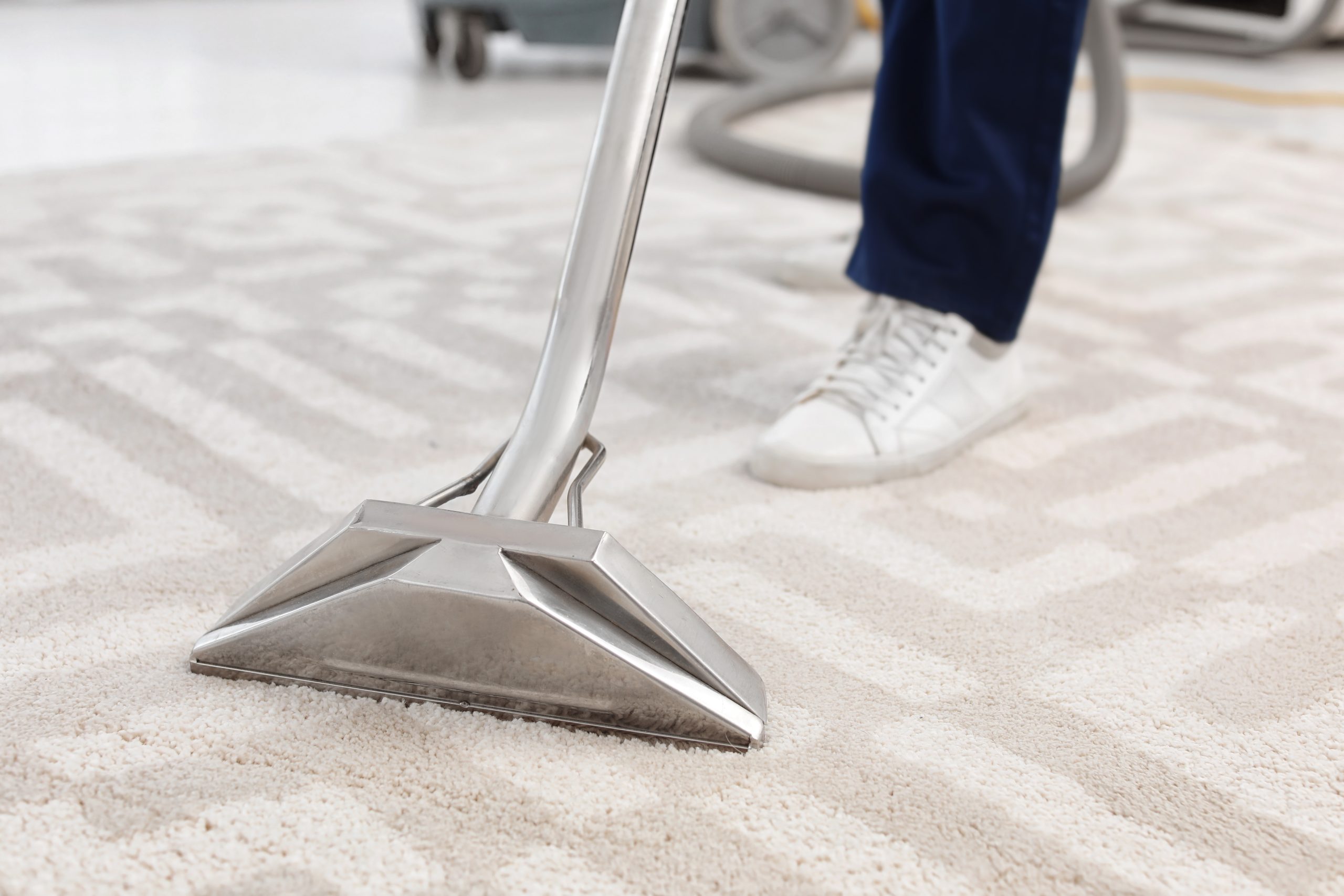 Male,Worker,Removing,Dirt,From,Carpet,With,Professional,Vacuum,Cleaner